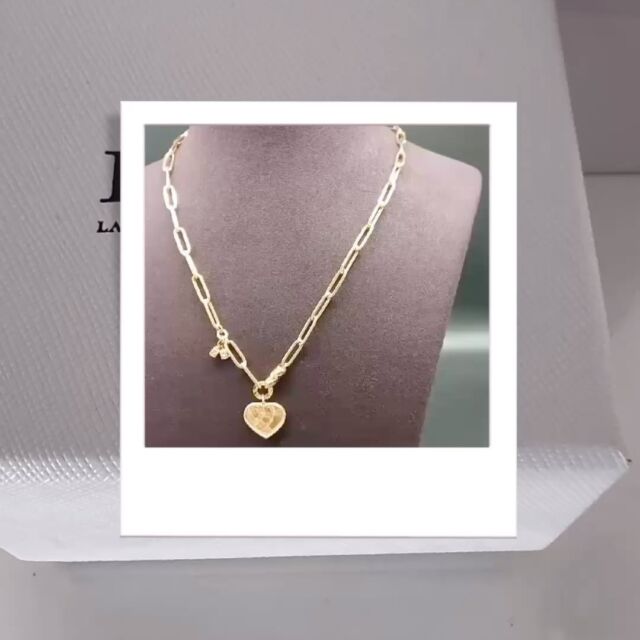 Elegance in every detail ✨ Our gold link necklace with a heart-shaped pendant is the perfect blend of sophistication and charm. Elevate your look with this timeless piece! 💛 

 #labgrowndiamonds #jewelrywithpurpose #timelesselegance #heartpendant